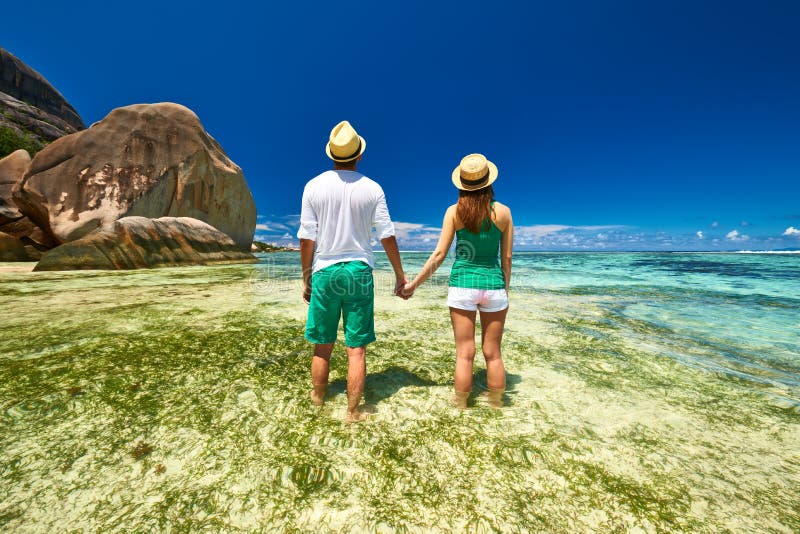 Pares no verde em uma praia em Seychelles imagem de stock Pares no verde em uma praia em Seychelles imagem de stock