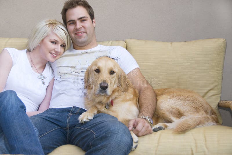 Jovem casal com o seu animal de estimação imagem de stock