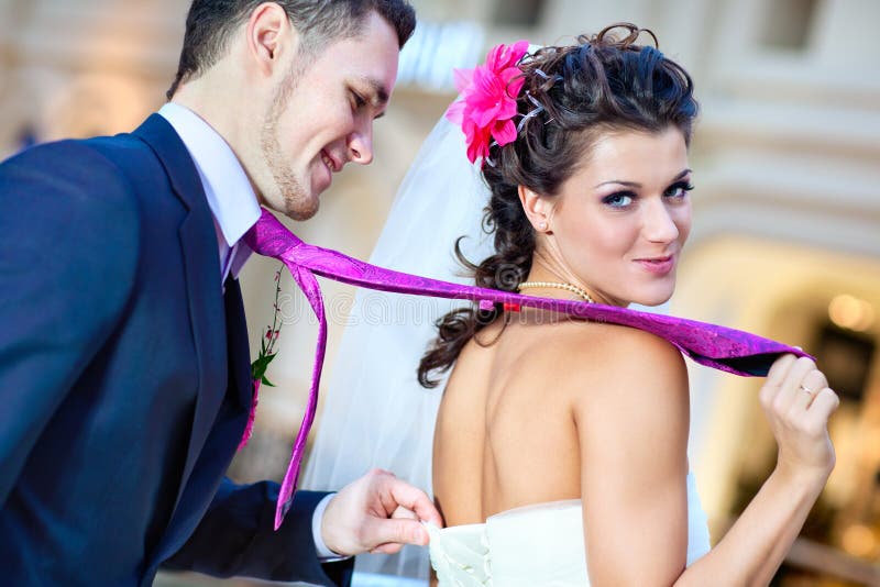 Pares novos do casamento imagem de stock Pares novos do casamento imagem de stock