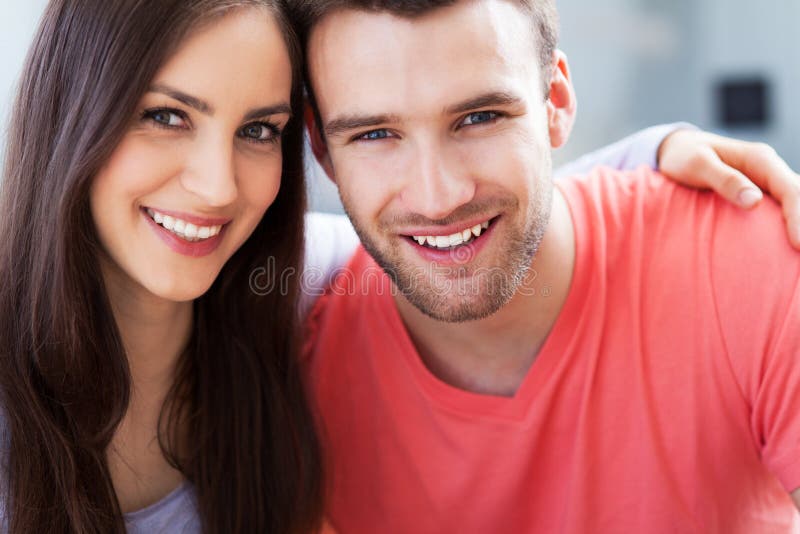 Pares novos felizes imagens de stock royalty free Pares novos felizes imagens de stock royalty free