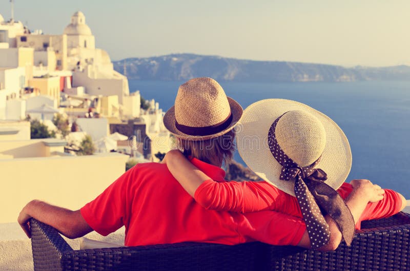 Pares novos felizes em férias em Grécia imagem de stock Pares novos felizes em férias em Grécia imagem de stock