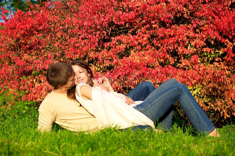 Pares novos felizes na reunião do amor imagens de stock royalty free Pares novos felizes na reunião do amor imagens de stock royalty free