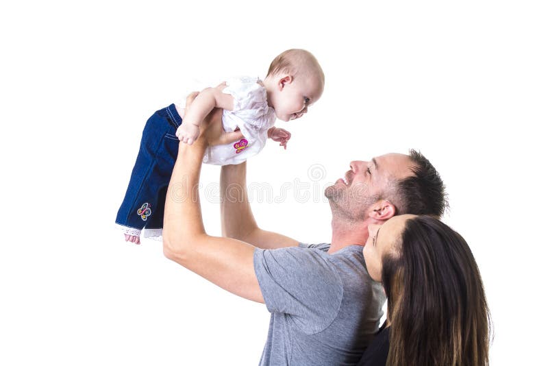 Pares novos felizes que guardam um bebê idoso de 3 meses foto de stock Pares novos felizes que guardam um bebê idoso de 3 meses foto de stock