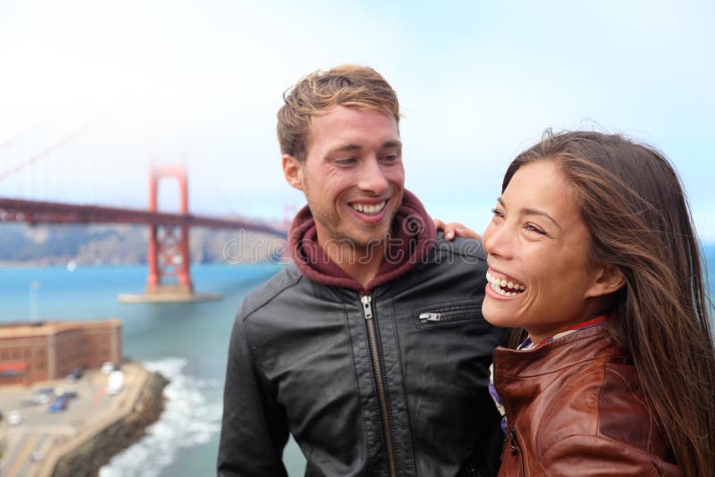 Pares novos felizes que riem, San Francisco fotografia de stock royalty free Pares novos felizes que riem, San Francisco fotografia de stock royalty free