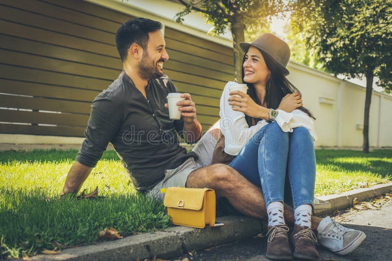 Jovem Casal Em Sala De Bilhar. Namorado Ensinando Sua Namorada a Jogar  Bilhar Imagem de Stock - Imagem de boate, feriado: 212990253