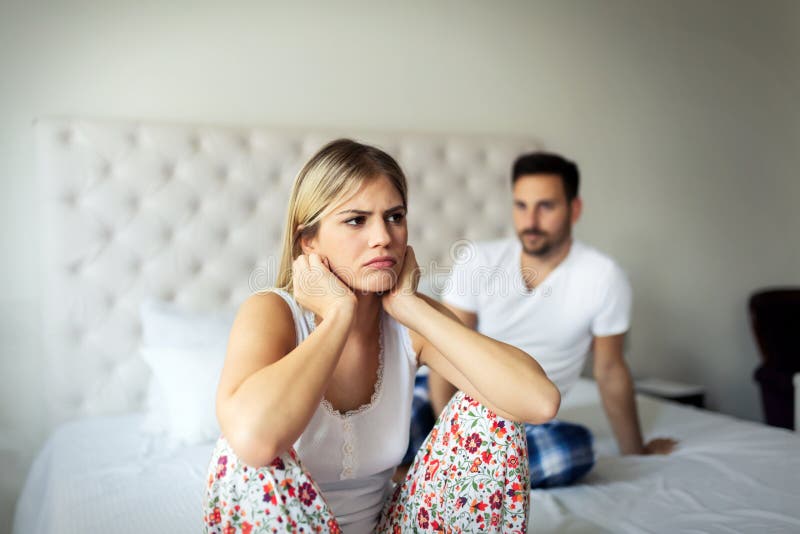Pares novos infelizes que têm problemas não-resolvidos do relacionamento imagens de stock Pares novos infelizes que têm problemas não-resolvidos do relacionamento imagens de stock