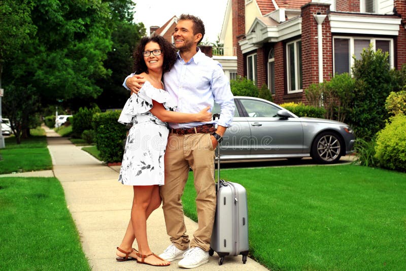 Pares novos na rua foto de stock