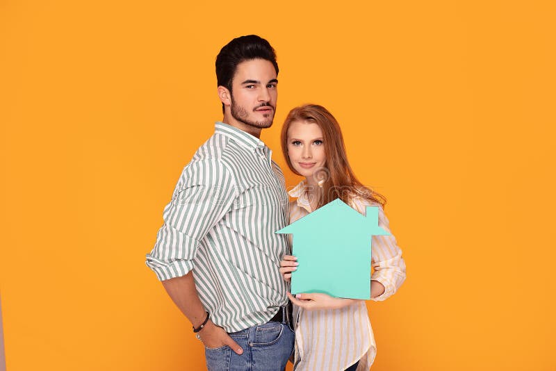 Pares novos que sonham sobre a casa fotos de stock Pares novos que sonham sobre a casa fotos de stock