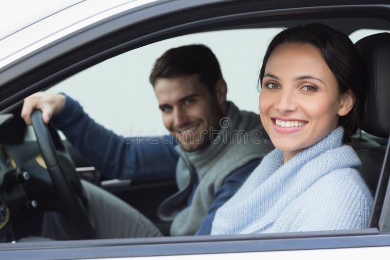 Pares novos que vão para uma movimentação foto de stock Pares novos que vão para uma movimentação foto de stock