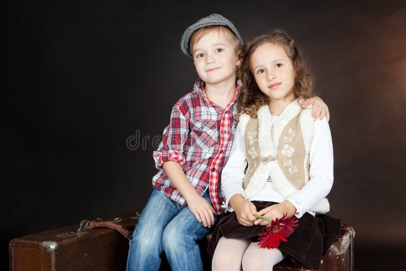 Pares pequenos engraçados no amor imagens de stock royalty free