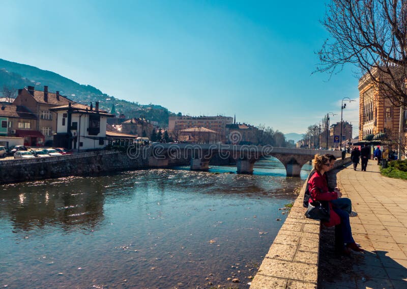 Pares por el río en Sarajevo imagen de archivo Pares por el río en Sarajevo imagen de archivo