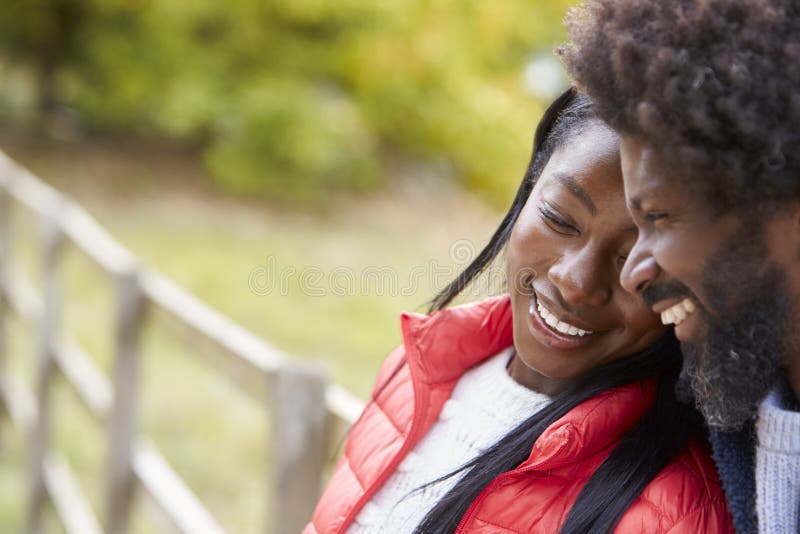 Pares pretos maduros de sorriso junto no ocuntryside, fim acima imagem de stock Pares pretos maduros de sorriso junto no ocuntryside, fim acima imagem de stock