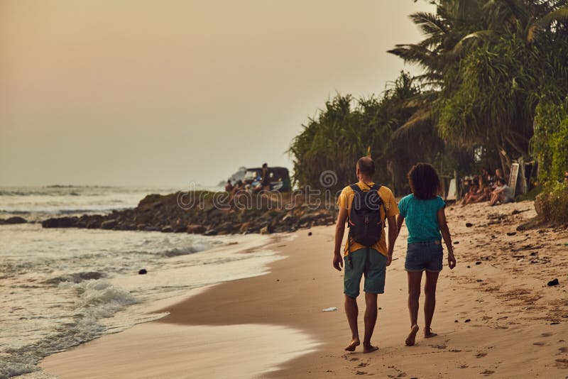 Pares que andam na praia Praia em Sri Lanka Oceano Índico Por do sol A cidade de Midigama fotos de stock Pares que andam na praia Praia em Sri Lanka Oceano Índico Por do sol A cidade de Midigama fotos de stock