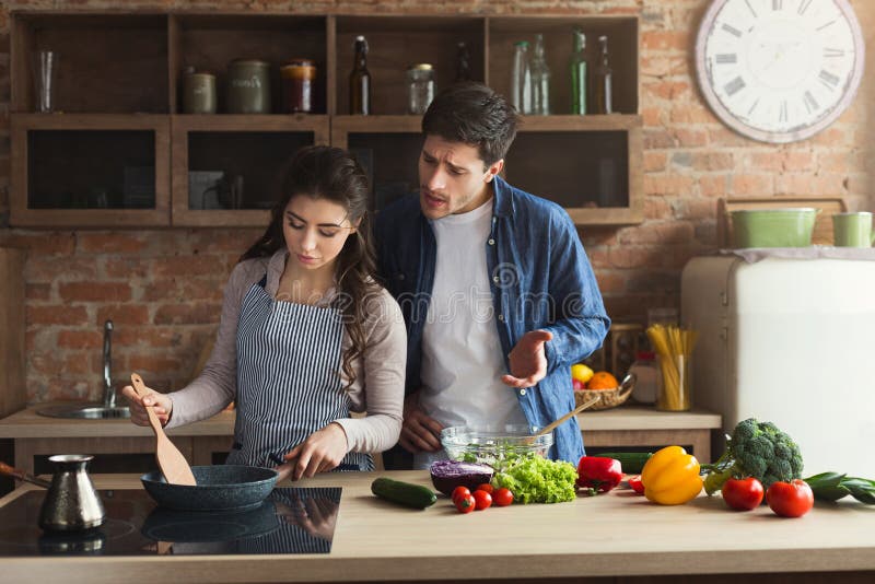 Pares que cocinan la cena sana junto imagen de archivo libre de regalías Pares que cocinan la cena sana junto imagen de archivo libre de regalías