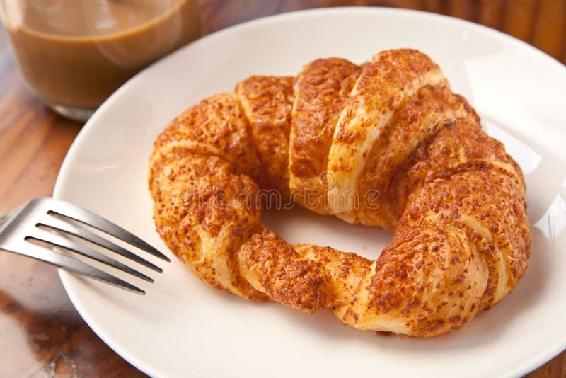 Pares que comen el cruas?n del desayuno con caf? imágenes de archivo libres de regalías Pares que comen el cruas?n del desayuno con caf? imágenes de archivo libres de regalías