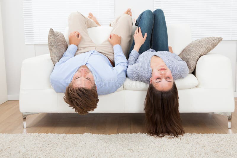 Pares que dormem em Sofa At Home fotografia de stock royalty free Pares que dormem em Sofa At Home fotografia de stock royalty free