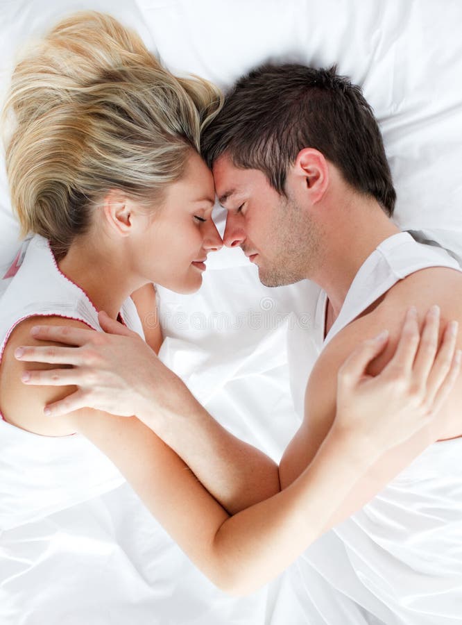 Pares que dormem na cama fotografia de stock Pares que dormem na cama fotografia de stock
