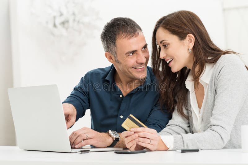 Pares que hacen compras en línea foto de archivo libre de regalías Pares que hacen compras en línea foto de archivo libre de regalías