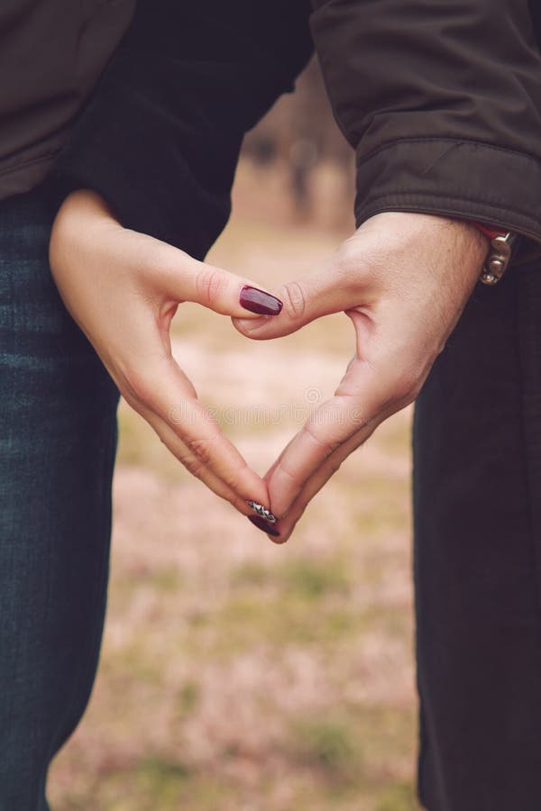 Pares Que Hacen El Corazón Con Sus Manos Foto de archivo - Imagen de amor, tenencia: 49930214 Pares Que Hacen El Corazón Con Sus Manos Foto de archivo - Imagen de amor, tenencia: 49930214