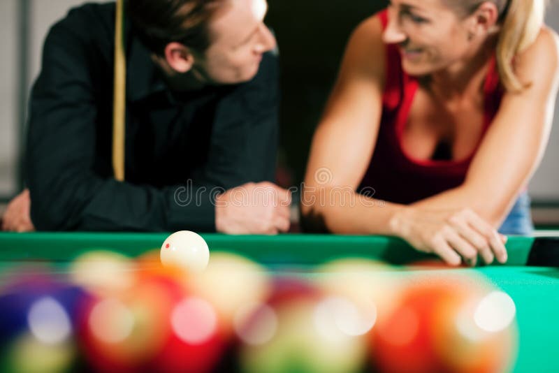 Pares que jogam bilhar imagem de stock royalty free Pares que jogam bilhar imagem de stock royalty free
