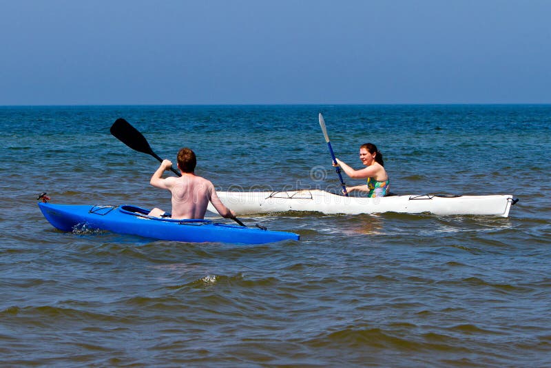 Pares que kayaking fotografia de stock Pares que kayaking fotografia de stock