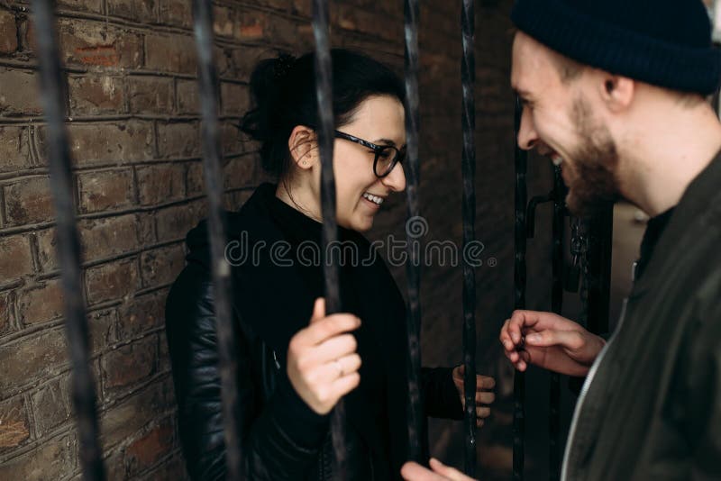 Pares que levantam no backstreet fotografia de stock royalty free