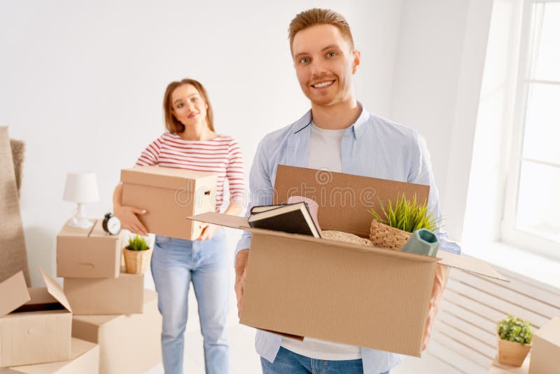 Pares que movem-se para o apartamento novo imagem de stock Pares que movem-se para o apartamento novo imagem de stock