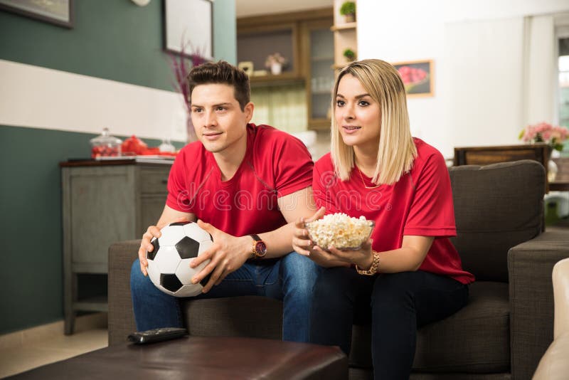 Chocado Casal Mulher Homem, Fãs De Futebol Em T-shirt Verde Amarelo Torcer  Equipe De Apoio Com Bola De Futebol, Assistindo Jogo No Laptop Pc Isolado  No Fundo Branco. Foto Royalty Free, Gravuras