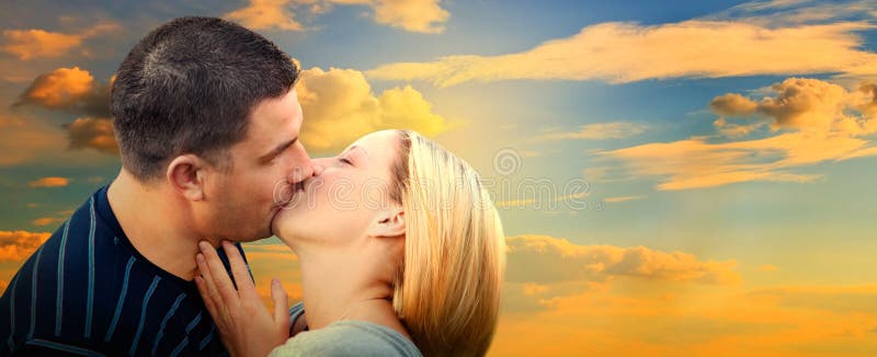 Pares que se besan en paisaje romántico del amor imagen de archivo Pares que se besan en paisaje romántico del amor imagen de archivo