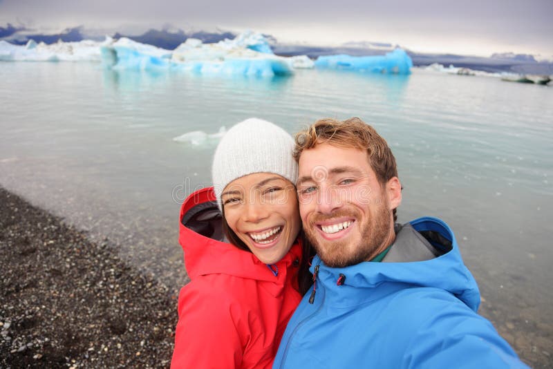 Pares que toman el selfie por Jokulsarlon en Islandia fotografía de archivo Pares que toman el selfie por Jokulsarlon en Islandia fotografía de archivo