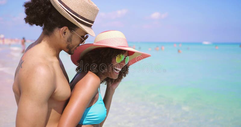 Pares románticos de risa felices en la playa