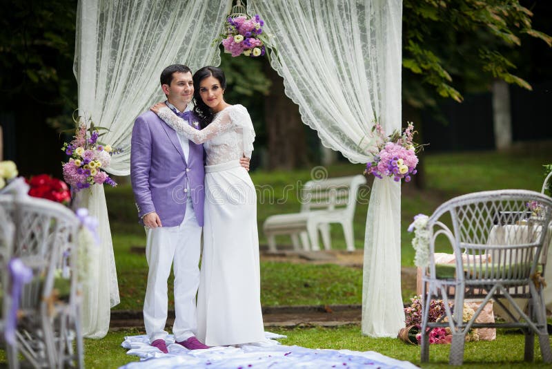 Pares románticos del recién casado que abrazan en el pasillo de la ceremonia de boda imágenes de archivo libres de regalías Pares románticos del recién casado que abrazan en el pasillo de la ceremonia de boda imágenes de archivo libres de regalías