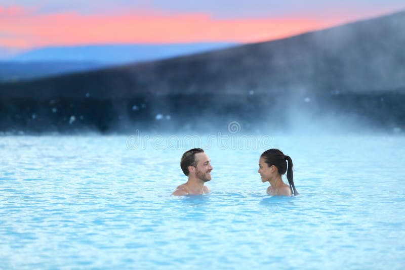 Pares românticos dos termas geotérmicas da mola quente de Islândia