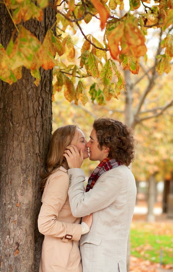 Pares românticos na queda, beijando fotografia de stock Pares românticos na queda, beijando fotografia de stock