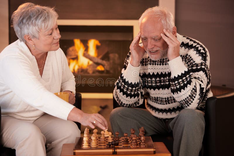 Dois Velhos Amigos Que Jogam Um Jogo De Xadrez Imagem de Stock