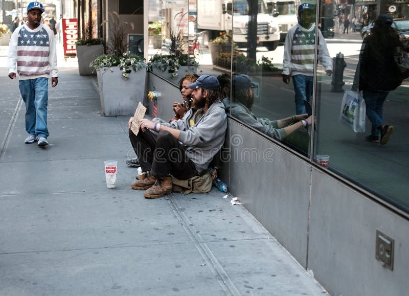 Pares sin hogar que buscan caridad en las calles de New York City