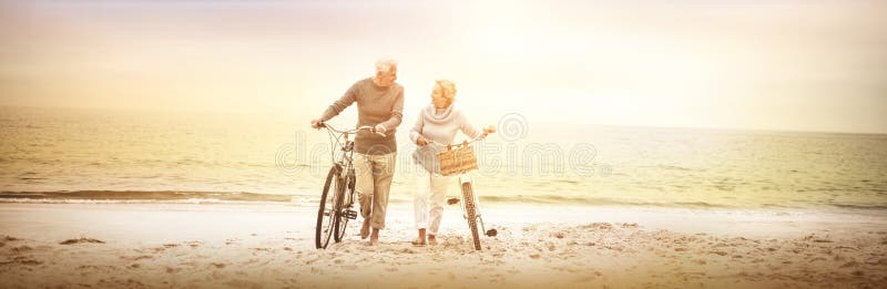 Casal de idosos feliz com a sua bicicleta fotografia de stock