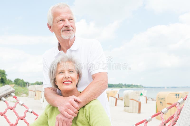 Casal de idosos na praia foto de stock