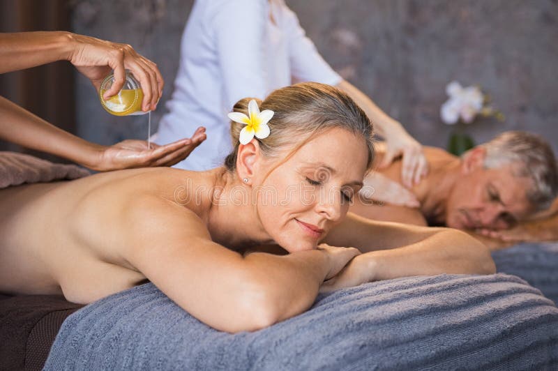 Pares superiores que têm a massagem dos termas do óleo fotos de stock Pares superiores que têm a massagem dos termas do óleo fotos de stock