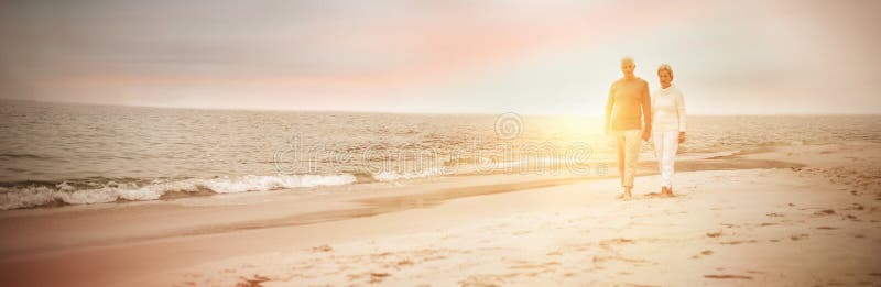 Casal de idosos a passear na praia imagens de stock royalty free
