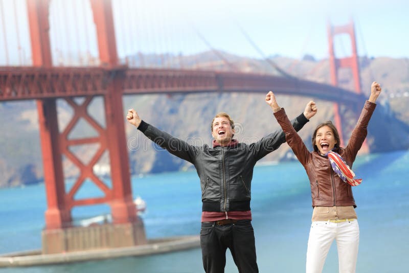 Gente feliz de San Francisco en puente Golden Gate imágenes de archivo libres de regalías Gente feliz de San Francisco en puente Golden Gate imágenes de archivo libres de regalías