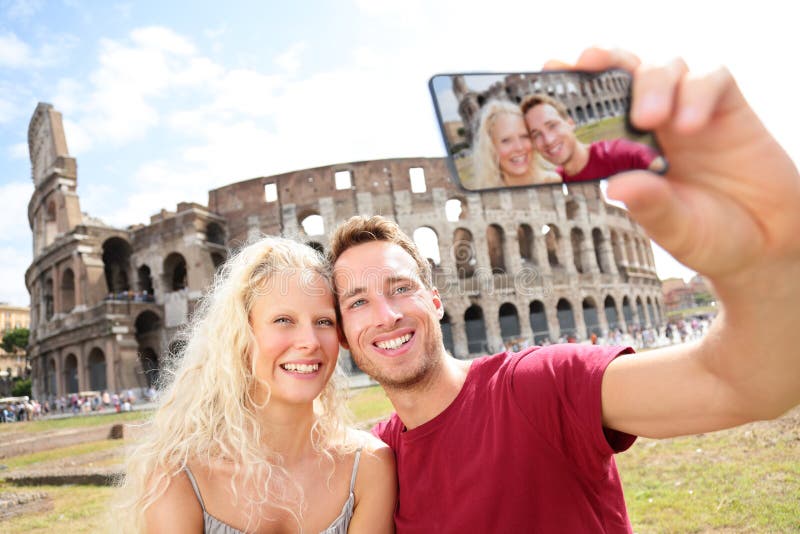 Pares turísticos en viaje en Roma por coliseo foto de archivo