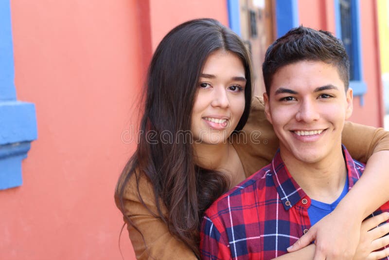 Pares étnicos bonitos com espaço da cópia foto de stock Pares étnicos bonitos com espaço da cópia foto de stock