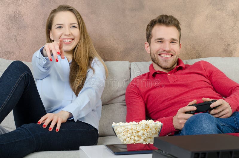 Paret spenderar fri tid som spelar videospel arkivbild Paret spenderar fri tid som spelar videospel arkivbild