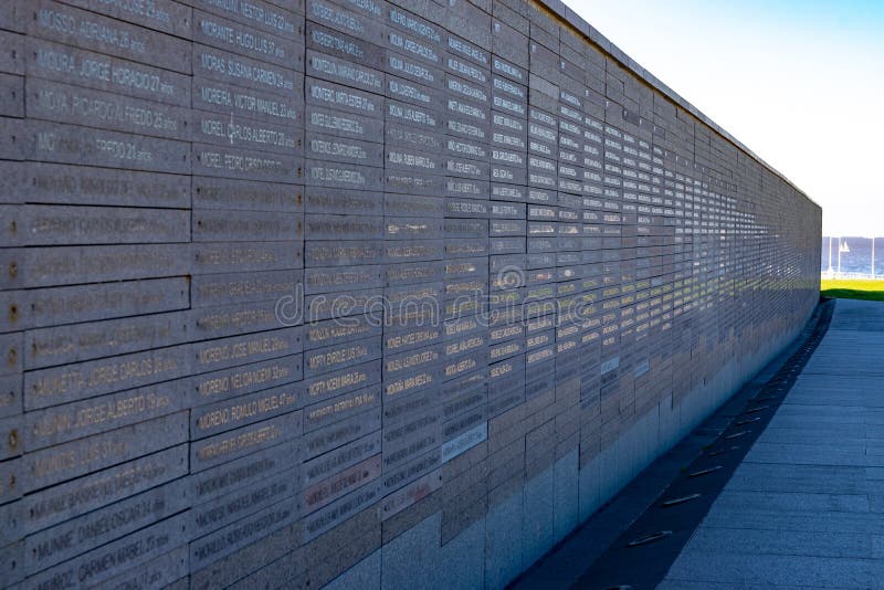 Parete con i nomi delle vittime della violenza dello stato nel parco della memoria a Buenos Aires, Argentina immagine stock libera da diritti Parete con i nomi delle vittime della violenza dello stato nel parco della memoria a Buenos Aires, Argentina immagine stock libera da diritti
