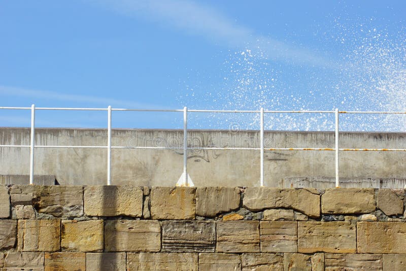 Parete con il cielo e l'inferriata fotografie stock libere da diritti