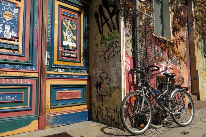 Parete dei graffiti e bici Berlin Germany immagini stock libere da diritti Parete dei graffiti e bici Berlin Germany immagini stock libere da diritti