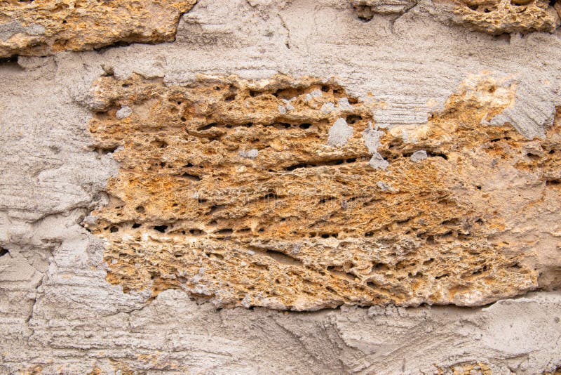 Parete del fondo con la roccia delle coperture Vecchia parete Calcare di struttura immagini stock Parete del fondo con la roccia delle coperture Vecchia parete Calcare di struttura immagini stock