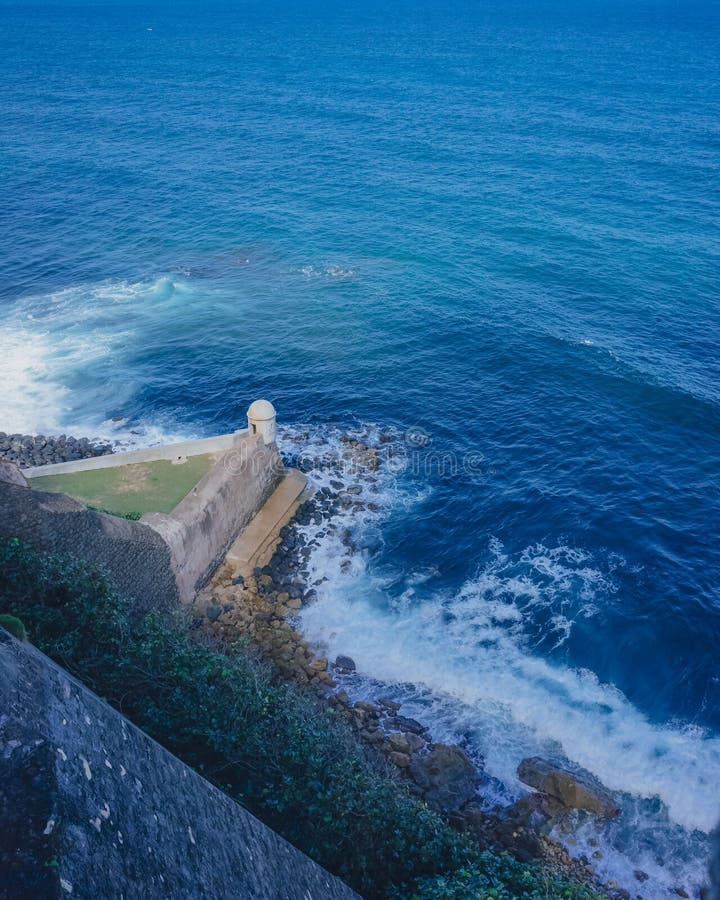 Parete della fortezza e scatola di sentinella sopra il mare blu a vecchio San Juan, Puerto Rico fotografie stock libere da diritti Parete della fortezza e scatola di sentinella sopra il mare blu a vecchio San Juan, Puerto Rico fotografie stock libere da diritti