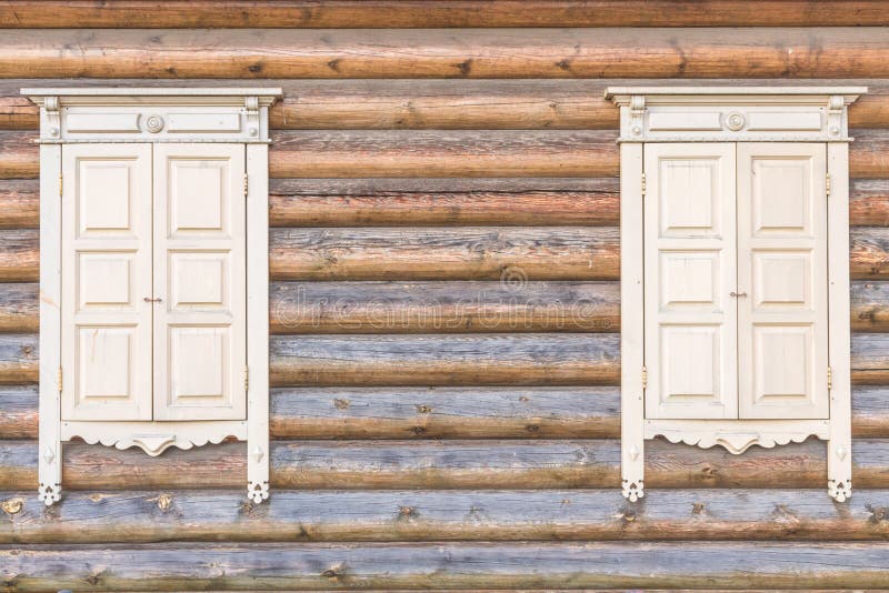Parete di legno con le finestre fotografie stock libere da diritti Parete di legno con le finestre fotografie stock libere da diritti